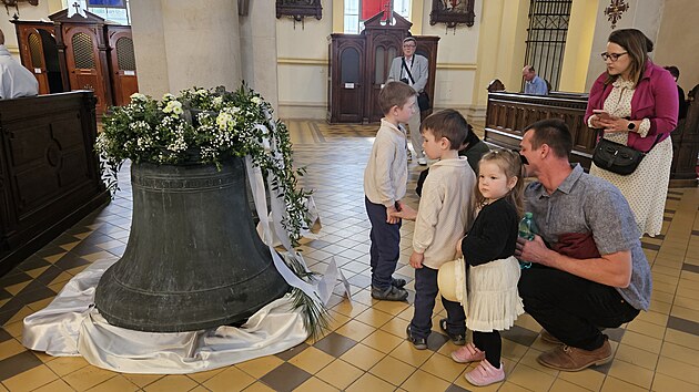 Na vrcen zvony z nmeck diecze byli v Ostrav zvdav dospl i dti. (13. dubna 2024)