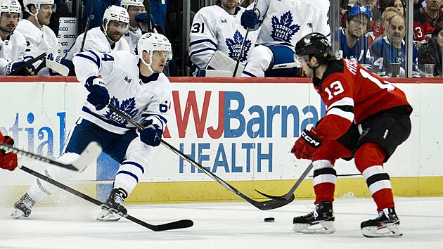 �to�n�k Toronta David K�mpf (vlevo) dr�� kotou� b�hem utk�n� proti New Jersey.
