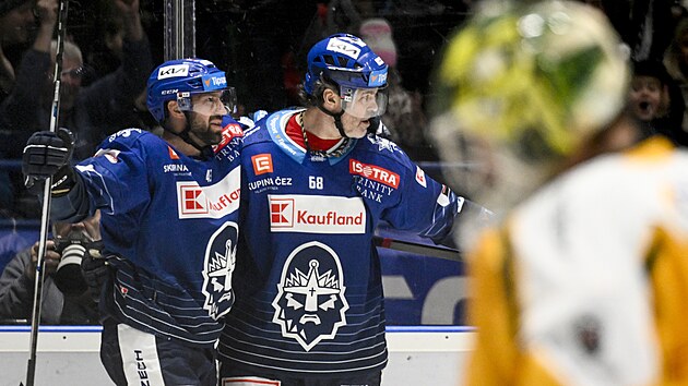 Hokejist Kladna Antonn Melka (vlevo) a Jaromr Jgr se raduj z prvnho glu proti Vsetnu.