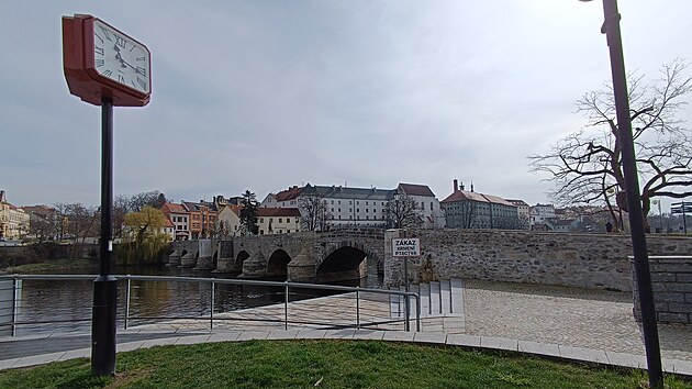 Tady bude fotopoit. Turist se budou fotit s Kamennm mostem, hradem i Sladovnou.