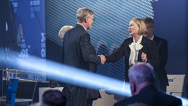 Ministryn� financ� Jana �ernochov� gratuluje premi�rovi Petru Fialovi, kter� obh�jil post ��fa ODS