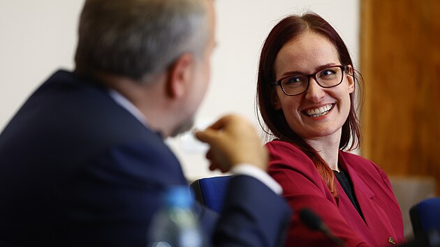 Europoslankyn� za Piráty Markéta Gregorová p�i debat� kandidátk� pro volby do...