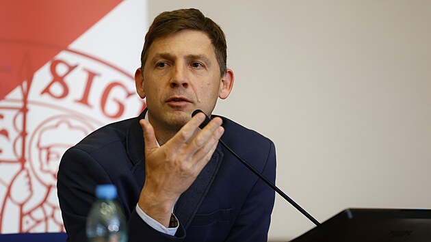 L�dr kandid�tky SPD a Trikolory Petr Mach p�i debat� kandid�tk� pro volby do europarlamentu na  Pr�vnick� fakult�