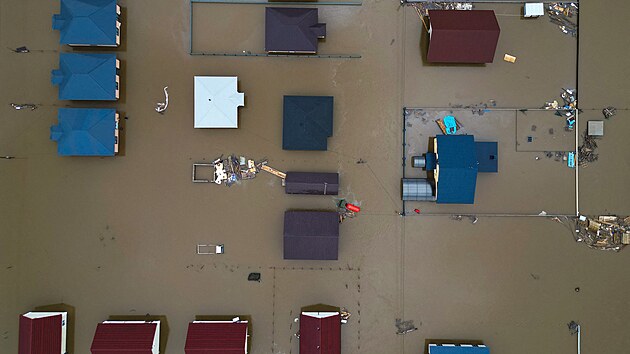 Pohled z dronu ukazuje zaplavenou obytnou oblast v osad Ivanovskoje v Orenbursk oblasti. (10. dubna 2024)