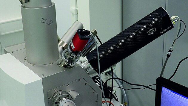 Crytur Turnov, foto z vroby: detektor v mikroskopu