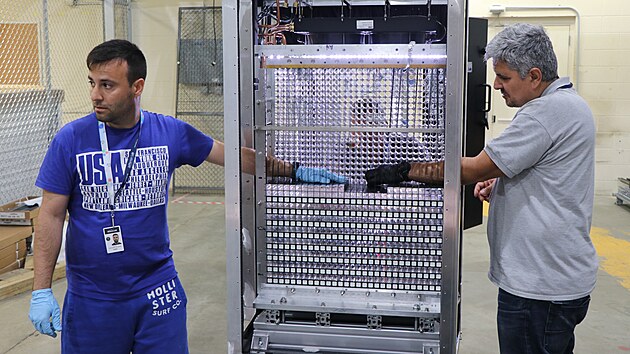 Crytur Turnov, foto z vroby: technici Jeffersonovy Laboratoe montuj hranoly PWO do detektoru pro sticovou fyziku
