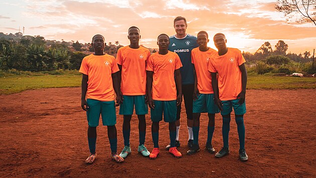 Libor Volf s hri z ugandsk Volf Soccer Academy