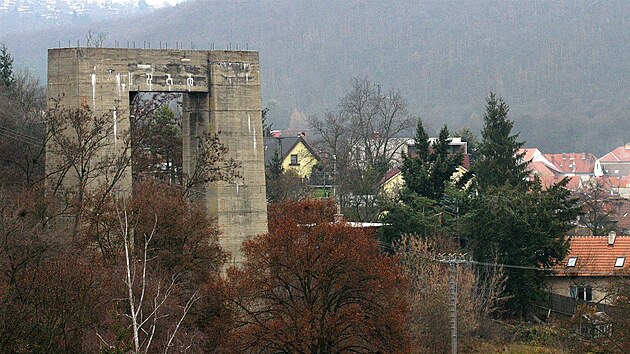 Zklady takzvan Hitlerovy dlnice v podob mostnho pile lze vidt vedle brnnsk pehrady v sti Bystrc. Vzhledem ke stavu ppravy vak autostrda zane nejspe vznikat od severn sti budouc D43.