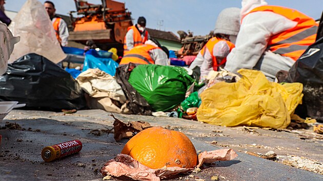 Odbornci na odpadov hospodstv zkoumali, jak lid v Lankroun td odpad. Pivezli ho na nmst. (19. dubna 2024)