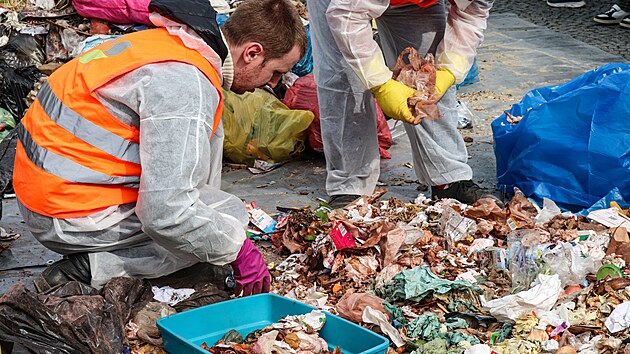 Odbornci na odpadov hospodstv zkoumali, jak lid v Lankroun td odpad. Pivezli ho na nmst. (19. dubna 2024)