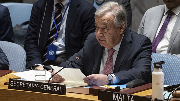 Generln tajemnk OSN Antonio Guterres promlouv k Rad bezpenosti OSN bhem mimodnho zasedn v sdle OSN. (14. dubna 2024)