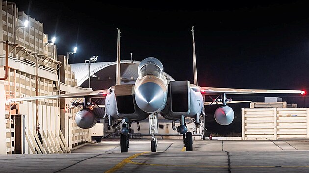 F-15 Eagle na leteck zkladn na snmku izraelskho letectva. dajn byl nasazen pi nonm raketovm toku na Izrael. (14. dubna 2024)