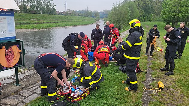 Hasii spolen s policisty a strnky zachrnili enu z eky Ostravice ve Frdku-Mstku. (15. dubna 2024)