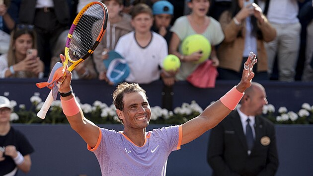 Rafael Nadal slaví výhru v prvním kole turnaje v Barcelon.