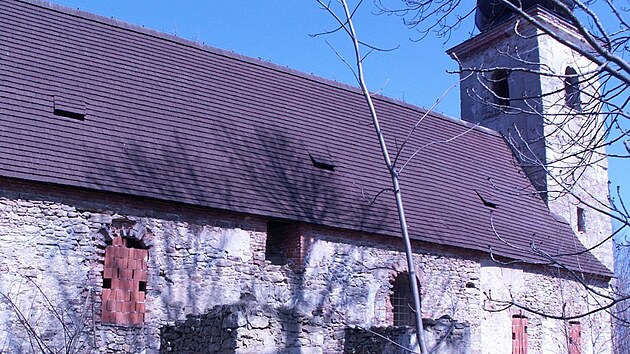 Takto vypadal kostel v Klen v roce 2006. Asi by vs to msto na pknou prochzku nezlkalo.
