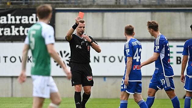 Rozhodí Karel Rouek udluje ervenou kartu Jiímu Spáilovi z Olomouce (mimo...