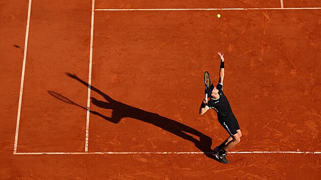 Norský tenista Casper Ruud podává v semifinále  Monte Carlo Masters.