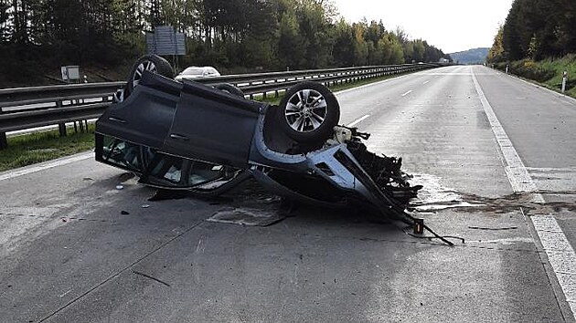 Na D1 u Vtrnho Jenkova havarovalo slovensk osobn auto. (14. dubna 2024)