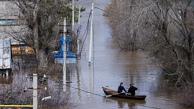 Obyvatel zaplavenho Orenburgu vesluj do bezpe. (12. dubna 2024)