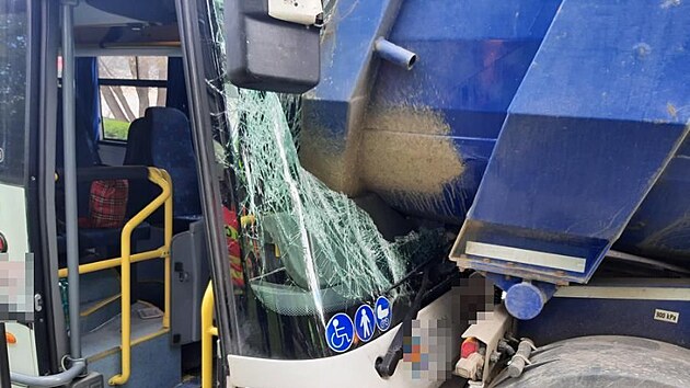 Nehoda autobusu a nkladnho auta ve Vysokm Mt. (18. dubna 2024)