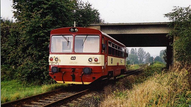 eleznin nadjezd Hitlerovy dlnice u Velkch Opatovic. Historick foto jet se starm vlakem.