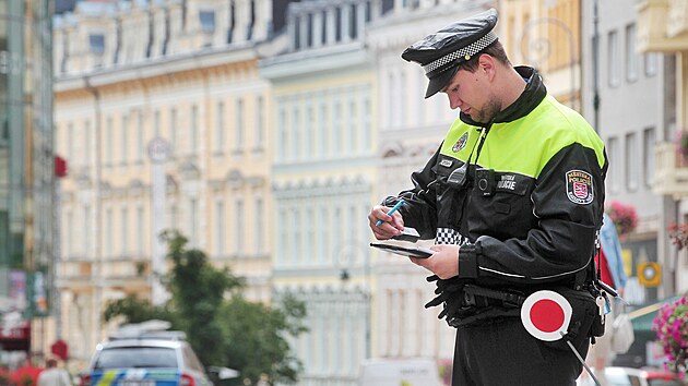Stráník karlovarské mstské policie pi kontrole oprávnnosti vjezdu...