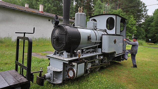 Objekt depa na Katein se stal kulturn pamtkou. Zde ped jeho budovou stoj parn lokomotiva "Orenteinka" spolen s Heeresfeldbahn vozem.