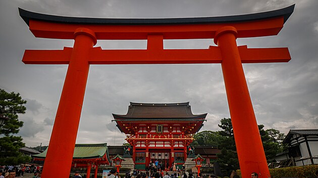 Velkou vstupn ervenou brnu, kter oznauje vstup do sfry kami, nechal vztyit na konci 16. stolet Tojotomi Hidejoi, jeden z nejdleitjch sttnk v japonskch djinch.