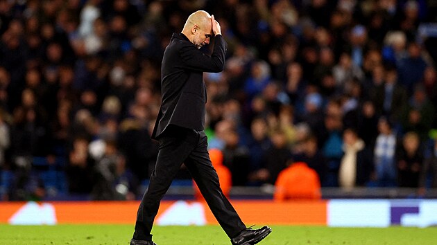 Smutn Pep Guardiola, jeho Manchester City vypadl ve tvrtfinle Ligy mistr s Realem Madrid.