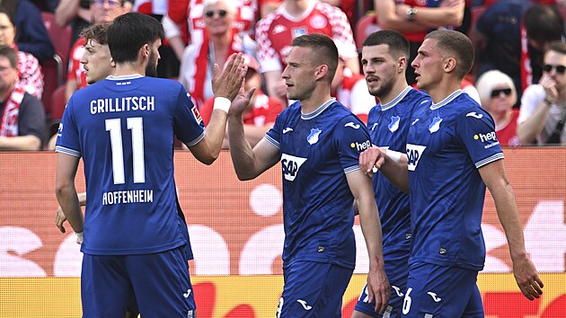Pavel Kadeábek (druhý zleva) slaví se spoluhrái z Hoffenheimu gól do sít...