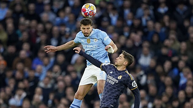 Stoper Manchesteru City Rubén Dias v hlavikovém souboji bhem utkání proti...