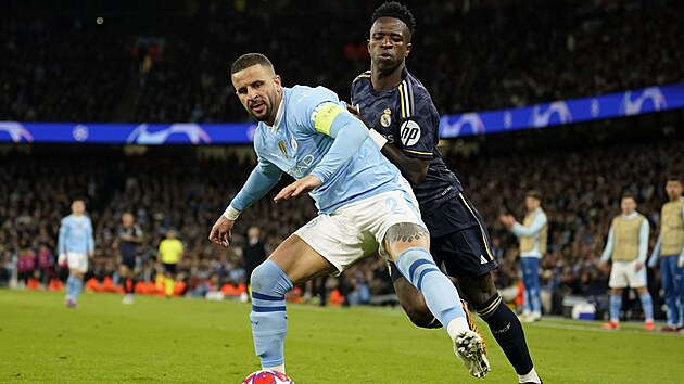 Kyle Walker (vlevo) z Manchesteru City zvl�dl rychlostn� souboj s Vin�ciusem...