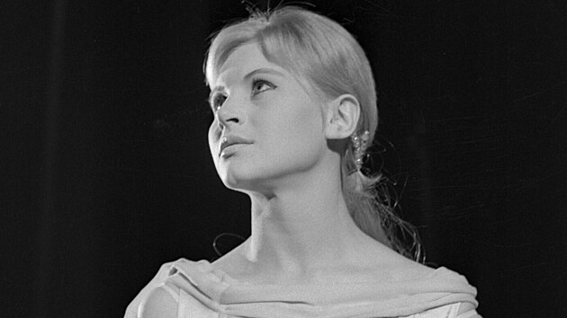 Marie Tomáová jako Ofélie v inscenaci Hamleta na pd Národního divadla