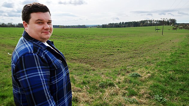 Starosta Tetína Matj Hlavatý (STAN) ukazuje pozemky pro prmyslovou zónu.