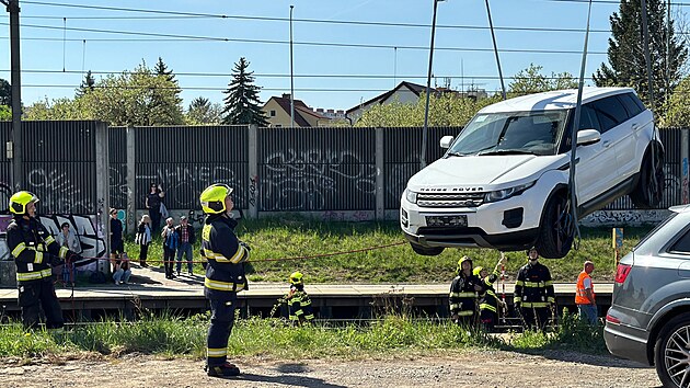 V kolejiti mezi praskou Uhnvs a Hostiva uvzlo osobn auto, vyprouj ho hasii. (12. dubna 2024)