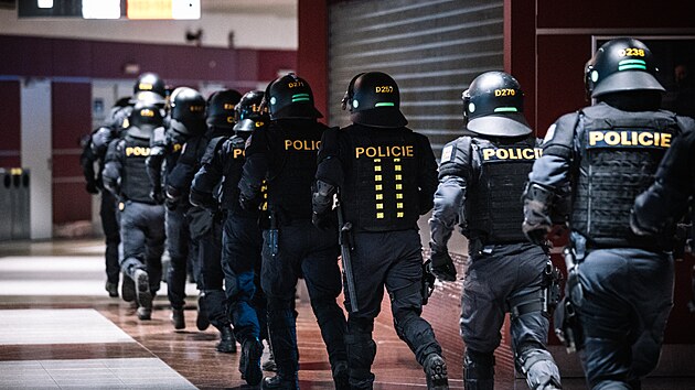 Cvi�ení po�ádkových jednotek Policie �R p�ed mistrovstvím sv�ta v hokeji (18....