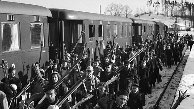 Dobov� text �TK: V ned�li 26.prosince 1948 zah�jila prvn� v�prava 1 500 pracuj�c�ch zimn� rekrea�n� akci �RO ve �pindlerov� Ml�n�. Rekreanti zde obsadili v�echny hotely a chaty, aby v horsk�m prost�ed� str�vili za pilnou pr�ci ve dvouletce zaslou�en�ho t�denn�ho oddechu. Rekreanti dojeli vlakem do Vrchlab� a odtud pak je rozvezou autobusem na m�sto pobytu ve �pindlerov� Ml�n�.