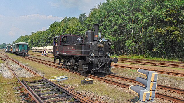 Lokomotiva 310.0134 objd v Kunicch nad Labem historickou soupravu.