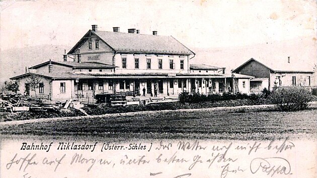Stanice Mikulovice na dobov pohlednici z roku 1907