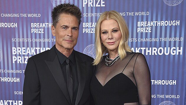 Rob Lowe a jeho žena Sheryl Berkoffová na udílení Breakthrough Prize (Los Angeles, 13. dubna 2024)