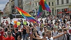 Úastníci prvodu gay a lesbiek v Brn