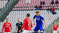Momentka z druholigového zápasu Zbrojovky Brno (v erveném) proti Jihlav. V...