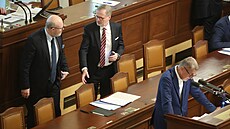 U enického pultu ve Snmovn éf ANO Andrej Babi, za ním premiér Petr Fiala s ministrem zdravotnictví Vlastimilem Válkem