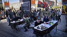 Lidé vzdávají úctu u rakví ukrajinských voják Serhije Konovala a Tarase...