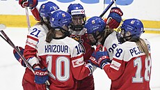 Michaela Pejzlová oslavuje s �eskými spoluhrá�kami vst�elenou branku proti...