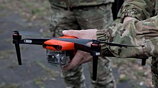Bezpilotní letoun v rukou vojáka, který se úastní kurzu operátor dron v...