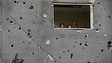 Palestinské d�ti se dívají z okna ve m�st� Gaza. (11. dubna 2024)