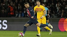 Lucas Hernández z PSG u balonu p�ed Robertem Lewandowským z Barcelony.