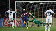 Kylian Mbappé z Paíe promuje penaltu proti Barcelon.