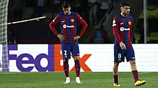 Zklamaní fotbalisté Barcelony po gólu PSG.